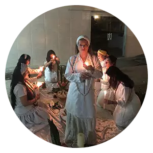 Espírita Carina realizando trabalho